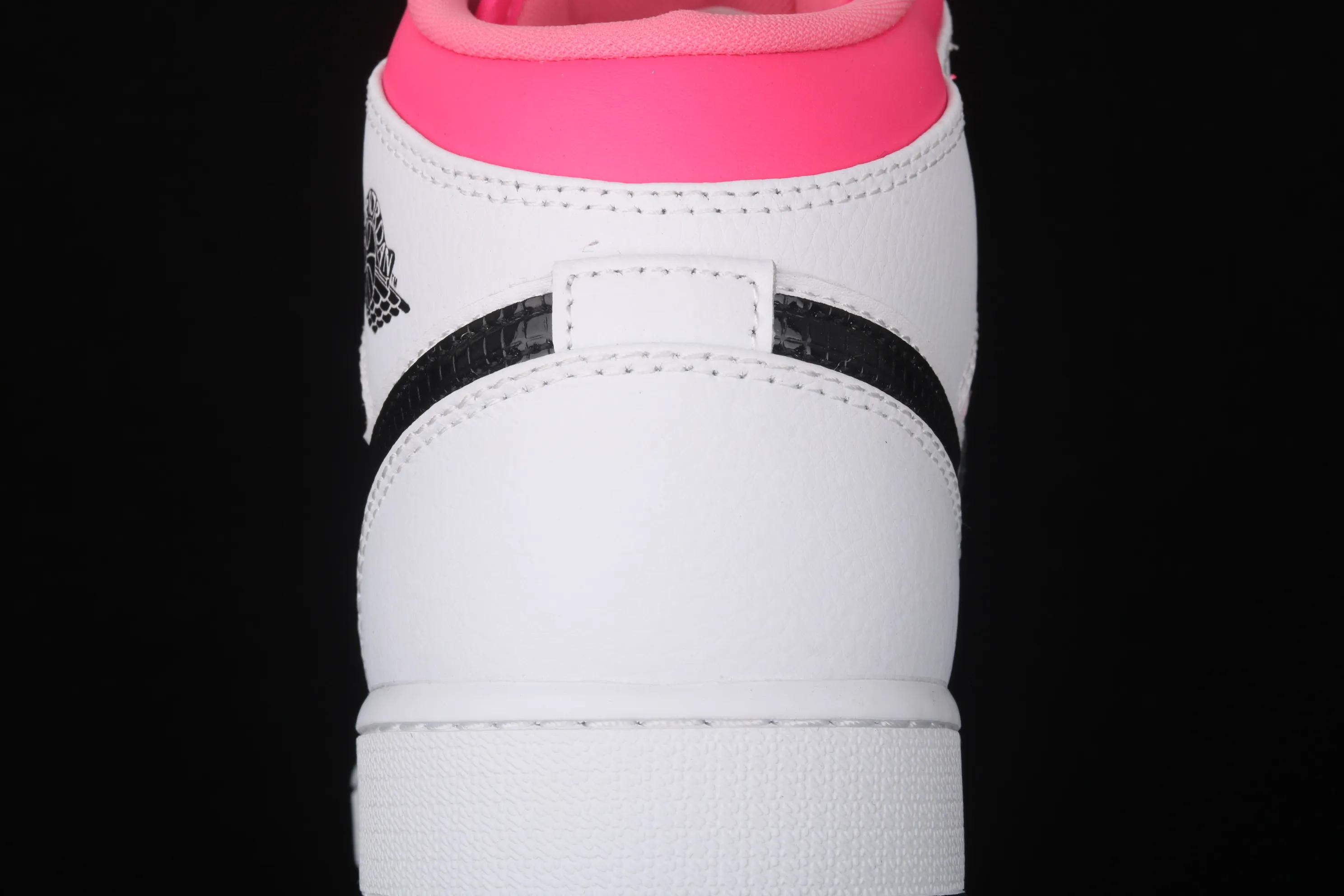 All categories Air Jordan Jordan series basketball shoes Air Jordan 1 Mid Air Jordan 1 Mid AJ1 black and white pink Joe 1 mandarin duck hook Valentine's Day 555112-106